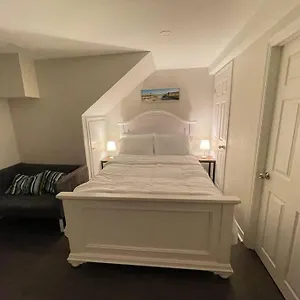 Apartment Lovely Junior 1 Bedroom Basement, Toronto