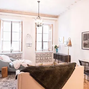 Gorgeous In Old - Le Petit 24 , Quebec City Canada