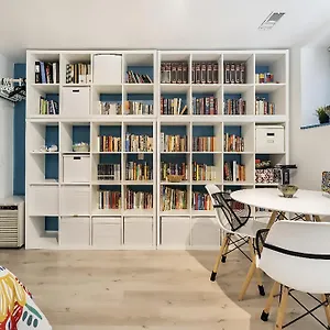 An Independent Beach Retreat Steps From The Lake And Right In The City Appartement