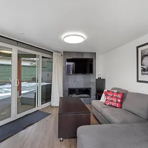Tranquil Oasis 2 Bedroom With Pool View , Victoria Canada